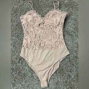 🌻Size M lace body suit. Great condition! Smoke free home🌻